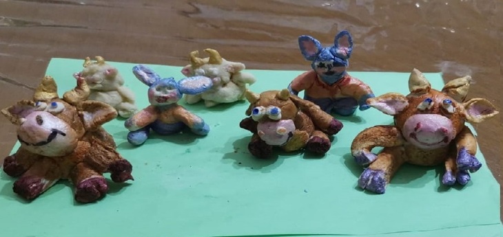 готовую фигурку из соленого теста раскрашиваем 